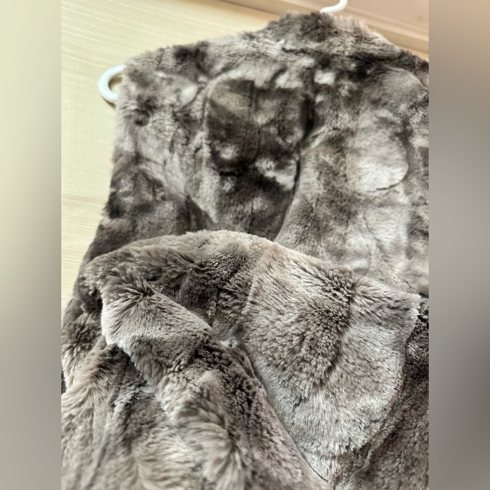 Chico’s Gray Faux Fur Vest Size 1 Womens Cozy Open Front Winter Layer Medium - Picture 8 of 8